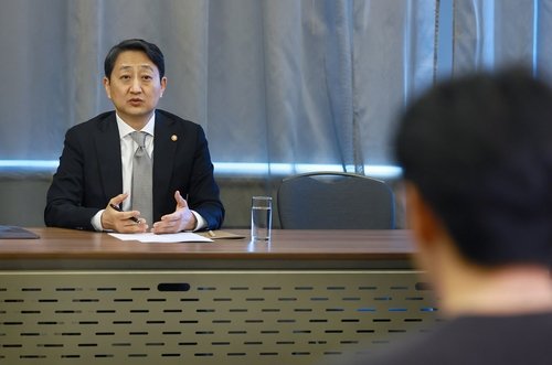 체코 프라하에서 기자 간담회 진행하는 안덕근 산업통상자원부 장관 (출처=연합뉴스)