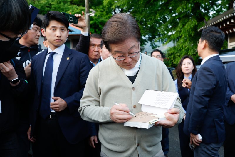 이재명 더불어민주당 대통령 후보가 골목골목 경청투어 이틀차인 6일 오후 전북 장수군 오옥마을에서 사인을 해주고 있다. 2025.5.6/뉴스1 ⓒ News1 안은나 기자