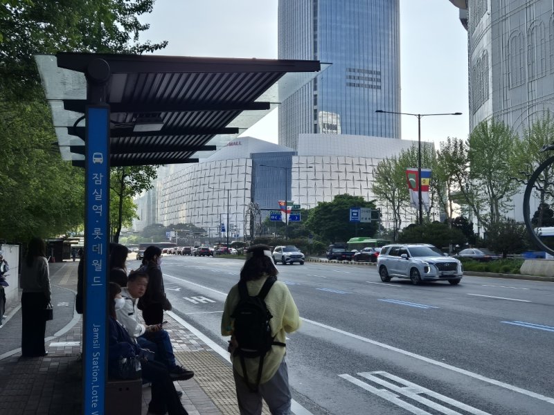 서울 시내버스 노조가 준법투쟁을 재개한 7일 오전 8시쯤 시민들이 정류장에서 버스를 기다리고 있다.