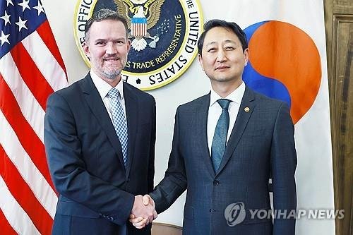 기념 촬영하는 안덕근 장관과 미국 무역대표부 대표 (출처=연합뉴스)