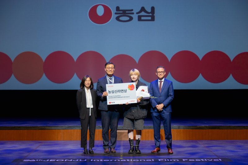 [서울=뉴시스]전주국제영화제에 심규철(왼쪽 두번째)상무와 성스러운 감독이 농심신라면상 기념 사진을 찍고 있다. (사진=농심) 2025.05.07. photo@newsis.com *재판매 및 DB 금지