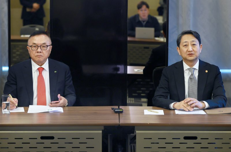 안덕근 산업통상자원부 장관과 황주호 한수원 사장은 6일(현지시간) 체코 현지에서 언론 간담회를 하고 있다.