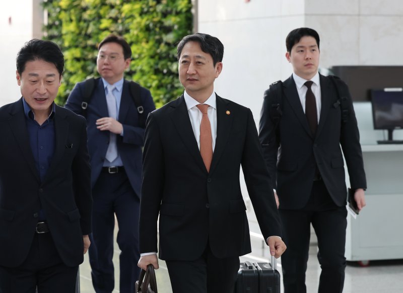 안덕근 산업통상자원부 장관이 6일 오전 인천국제공항 제1터미널에서 체코 두코바니 신규 원전 계약 체결을 위해 출국하고 있다. 정부와 국회 등으로 구성된 합동대표단은 오는 6~7일(현지시간) 체코 프라하에서 체코 총리 및 상임의장 등을 만나 원전 포함한 산업, 에너지, 건설, 인프라 등 분야에 대한 경제 협력 방안을 논의한다. 2025.5.6/뉴스1 ⓒ News1 장수영 기자