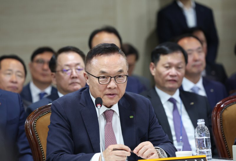 황주호 한국수력원자력 사장이 14일 전남 나주빛가람혁신도시 한국전력공사 본사에서 열린 산업통산자원중소벤처기업위원회 국정감사에서 의원들 질의에 답변하고 있다. 2024.10.14/뉴스1 ⓒ News1 김태성 기자