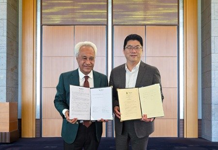 다툭 닉 애즈먼 모드 자인(Datuk Nik Azman Mohd Zain) 회장(왼쪽)과 김진수 모나용평 부사장(모나용평 제공)