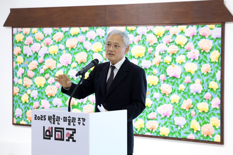 [서울=뉴시스] 박진희 기자 = 유인촌 문화체육관광부 장관이 2일 서울 은평구 사비나미술관에서 열린 '2025 박물관·미술관 주간' 개막식에 참석하여 개회사를 하고 있다. '박물관·미술관 주간'은 '세계 박물관의 날'을 기념해 전국 박물관·미술관이 참여하는 문화축제이다. 2025.05.02. pak7130@newsis.com