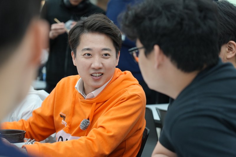 이준석 개혁신당 대선 후보가 29일 경기 고양시 한국항공대학교를 찾아 학생들과 학식을 먹으며 대화하고 있다. (이준석 캠프 제공, 재판매 및 DB 금지) 2025.4.29/뉴스1
