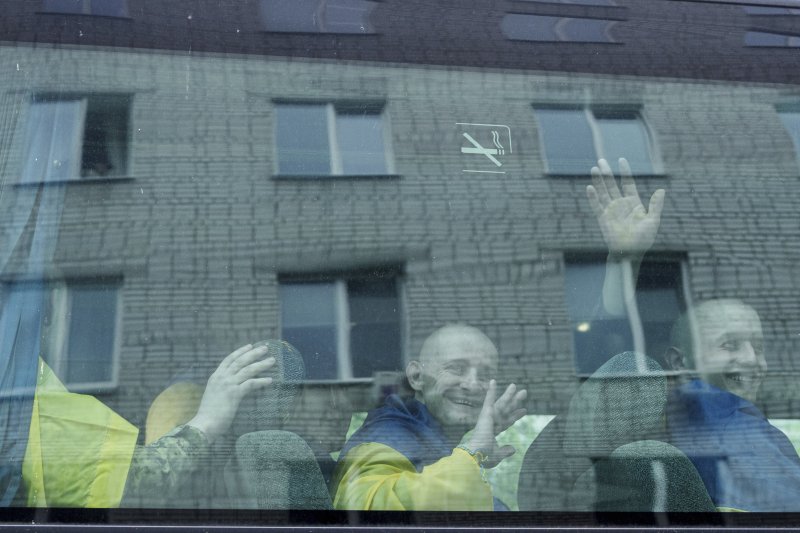 [우크라이나=AP/뉴시스] 6일(현지 시간) 러시아와의 포로 교환을 통해 석방된 우크라이나 군인들이 장소가 알려지지 않은 곳에 도착하고 있다. 양국은 이날 205명의 포로를 교환했다. 2025.05.07.