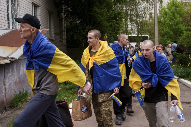 [우크라이나=AP/뉴시스] 6일(현지 시간) 러시아와의 포로 교환을 통해 석방된 우크라이나 군인들이 장소가 알려지지 않은 곳에 도착해 이동하고 있다. 양국은 이날 205명의 포로를 교환했다. 2025.05.07.