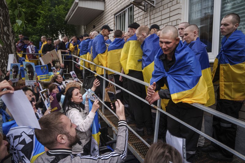 [우크라이나=AP/뉴시스] 6일(현지 시간) 우크라이나의 장소 미공개 지역에서 러시아와의 포로 교환을 통해 석방된 우크라이나 군인들에게 실종되거나 억류 중인 군인 가족들이 사진을 보여주며 생사를 확인하고 있다. 2025.05.07.