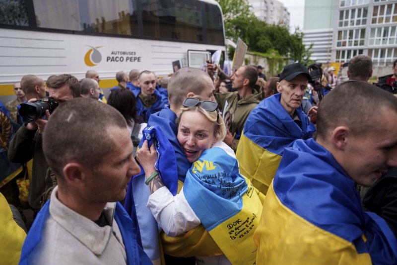 [우크라이나=AP/뉴시스] 6일(현지 시간) 러시아와의 포로 교환을 통해 석방된 우크라이나 군인이 장소가 알려지지 않은 곳에 도착해 가족과 재회하고 있다. 양국은 이날 205명의 포로를 교환했다. 2025.05.07.
