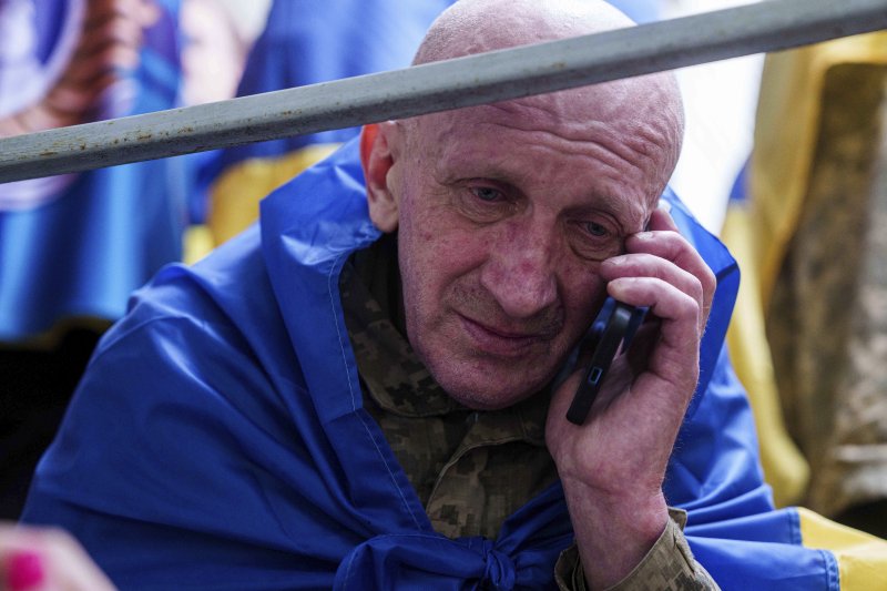 [우크라이나=AP/뉴시스] 6일(현지 시간) 러시아와의 포로 교환을 통해 석방된 우크라이나 군인이 장소가 알려지지 않은 곳에 도착해 가족과 통화하고 있다. 양국은 이날 205명의 포로를 교환했다. 2025.05.07.