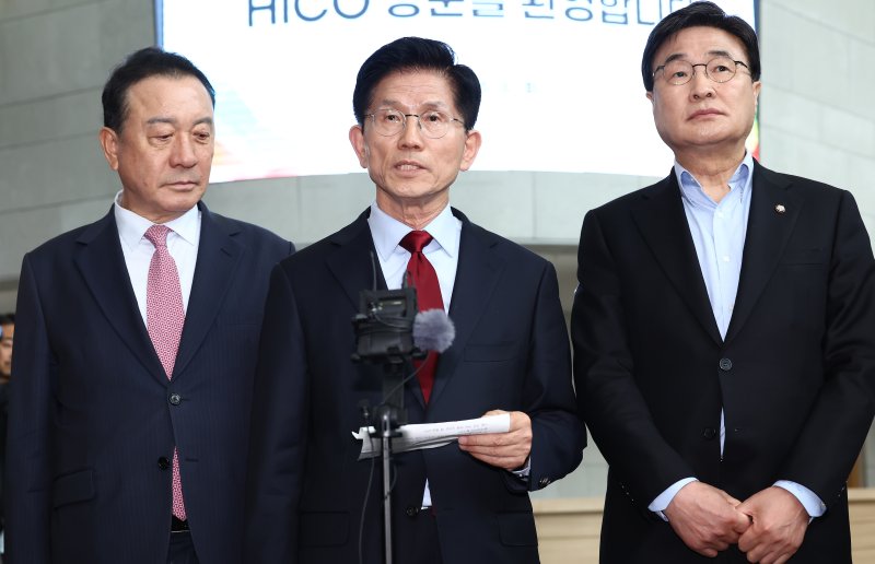 김문수 국민의힘 대통령 후보가 6일 경북 경주시 HICO(정상회의장) 미디어센터에서, 단일화 문제를 놓고 당 지도부와 갈등을 빚고 있는 가운데 브리핑을 하고 있다. 2025.5.6/뉴스1 ⓒ News1 김민지 기자