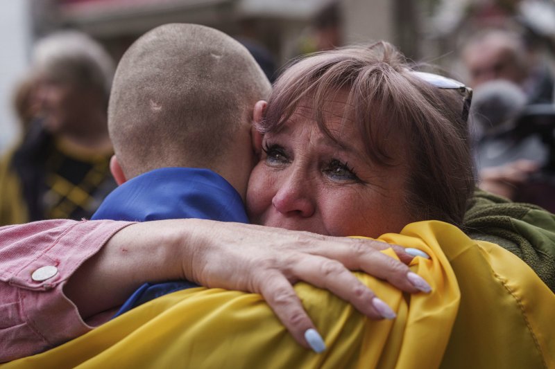 [우크라이나=AP/뉴시스] 6일(현지 시간) 러시아와의 포로 교환을 통해 석방된 우크라이나 군인이 장소가 알려지지 않은 곳에 도착해 가족과 재회하고 있다. 양국은 이날 205명의 포로를 교환했다. 2025.05.07.