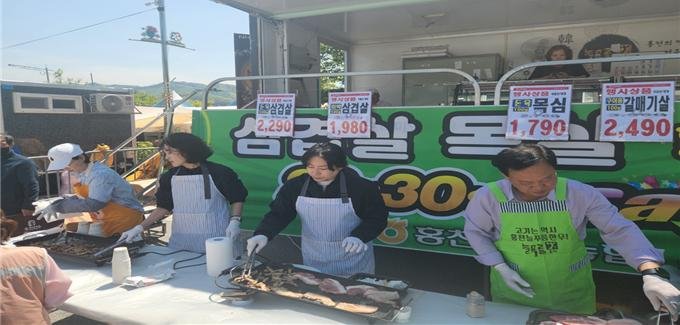 [홍천=뉴시스] 7일 홍천문화재단은 이번 산나물축제는 3일간 4만여 명이 방문했으며, 순수 농특산물 판매액은 약 4억 6천만원, 먹거리 부스 및 음식점을 포함한 전체 매출은 전년 대비 약 7% 이상 상승한 것으로 추산된다 고 밝혔다. 홍천문화재단 제공. *재판매 및 DB 금지