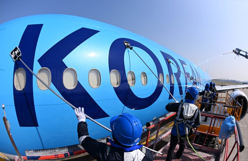 24일 오전 인천 중구 인천국제공항 대한항공 격납고에서 직원들이 봄을 맞아 항공기 동체를 세척하고 있다. 이날 세척한 항공기는 보잉 777-300ER 기종으로 대한항공의 새 도장이 적용된 기체다. (공동취재) 2025.4.24/뉴스1 ⓒ News1 장수영 기자