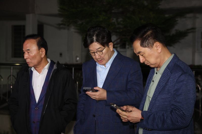 권성동 국민의힘 원내대표와 김기현, 박덕흠 의원이 후보 단일화 문제로 당 지도부와 갈등을 겪고 있는 김문수 대통령 후보를 만나기 위해 6일 저녁 서울 관악구 김 후보의 자택 앞에 도착하고 있다. 2025.5.6/뉴스1 ⓒ News1 김명섭 기자