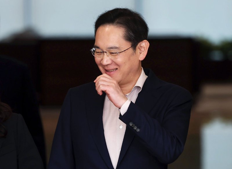 [서울=뉴시스] 홍효식 기자 = 일본 출장을 마친 이재용 삼성전자 회장이 9일 서울 강서구 김포비즈니스항공센터(SGBAC)로 귀국하고 있다. 2025.04.09. yesphoto@newsis.com