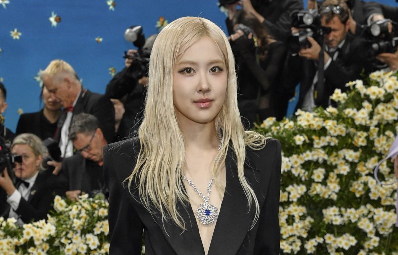 [뉴욕=AP/뉴시스] 블랙핑크 로제가 5일(현지 시간) 미국 뉴욕의 메트로폴리탄 미술관 의상 연구소 전시회 개막 기념 자선 갈라(멧 갈라) ‘슈퍼파인: 블랙 스타일 테일러링'(Superfine: Tailoring Black Style)’에 참석해 포토타임을 갖고 있다. 1948년에 시작된 멧 갈라는 매년 5월 첫째 주 월요일에 열리며 단순한 전시회 개막을 넘어 패션, 예술, 문화가 융합되는 글로벌 문화 행사로 자리매김했다. 2025.05.06.