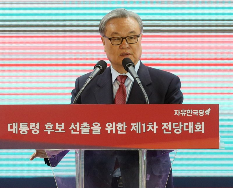 인명진 자유한국당 비상대책위원장이 31일 서울 중구 장충체육관에서 열린 대통령후보자 선출 전당대회에서 인사말을 하고 있다. 2016.3.31/뉴스1 ⓒ News1 송원영 기자