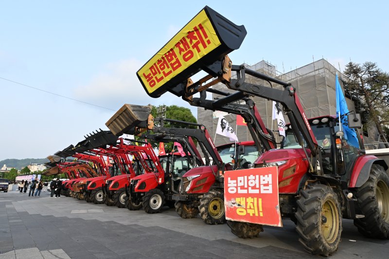 [광주=뉴시스] 이영주 기자 = 6일 오후 광주 동구 5·18민주광장에 전국농민회총연맹 광주전남연맹의 트랙터들이 주차돼있다. 전농 광주전남연맹은 쌀 수입 중단과 농산물 최저가격 보장을 촉구하며 오는 10일 서울에서 열리는 광화문 시국대회에 트랙터를 몰고 참석할 방침이다. 2025.05.06. leeyj2578@newsis.com