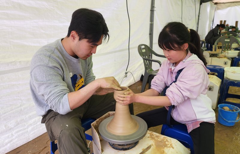 [문경=뉴시스] 김진호 기자 = 경북 문경시 문경새재 오픈세트장에서 열린 '2025 문경찻사발축제'에서 3일 한 어린이가 도자기빗기 체험을 하고 있다. 2025.05.03. kjh9326@newsis.com