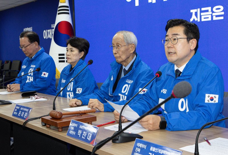 박찬대 더불어민주당 상임 총괄선대위원장이 7일 오전 서울 여의도 민주당사에서 열린 중앙선거대책위원회의에서 발언을 하고 있다. 2025.5.7/뉴스1 ⓒ News1 이재명 기자