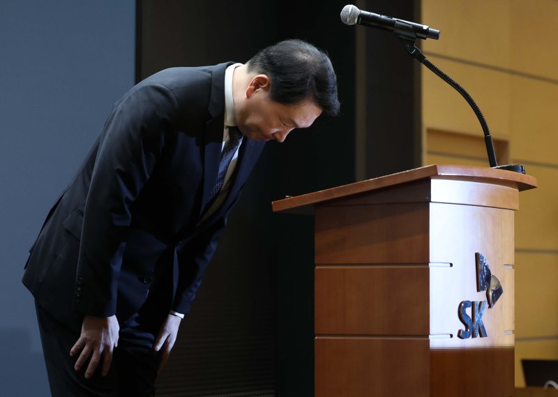 [서울=뉴시스] 이영환 기자 = 최태원 SK그룹 회장이 7일 오전 서울 중구 SK텔레콤 T타워 SUPEX홀에서 SK텔레콤의 해킹 사고와 관련해 대국민 사과 후 인사하고 있다. 2025.05.07. 20hwan@newsis.com