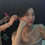 수지, 우아한 드레스 자태…비현실적 AI 미모