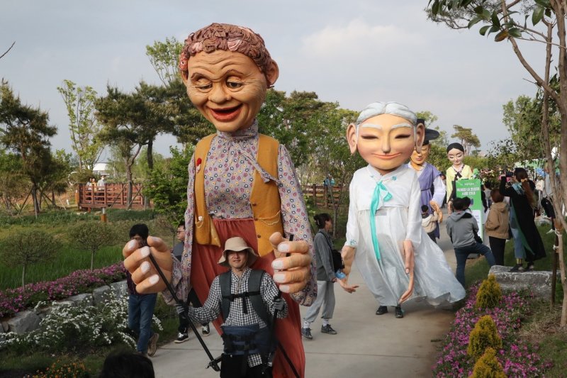 제12회 부안마실축제 캐릭터 퍼레이드(부안군 제공, 재판매 및 DB금지)