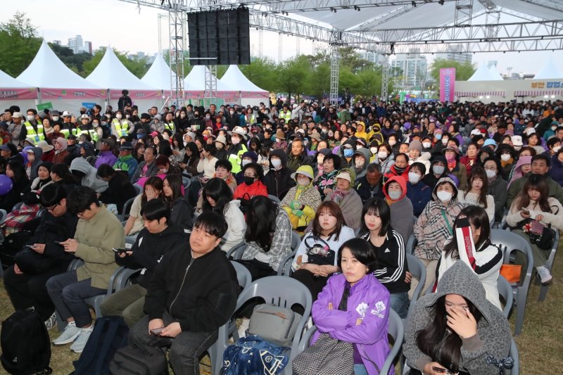 제12회 부안마실축제 개막식에 참여한 군민과 관광객(부안군 제공, 재판매 및 DB금지)