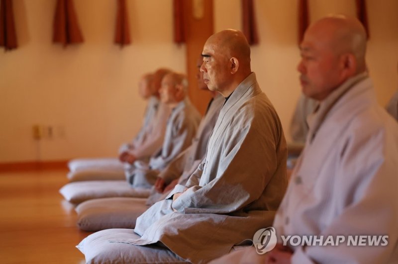 좌선하는 승려들 (출처=연합뉴스)