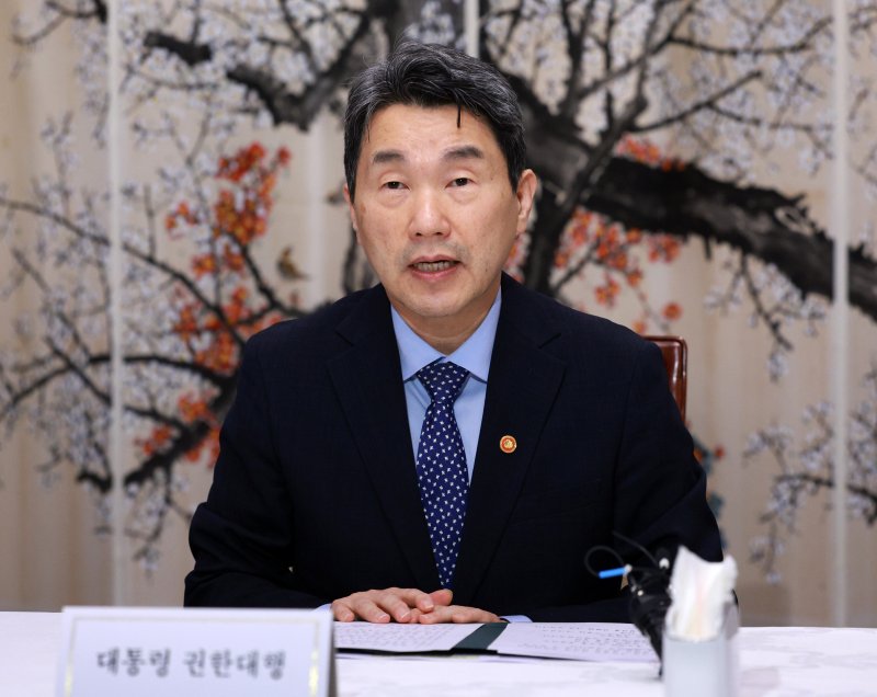 [서울=뉴시스] 고범준 기자 = 이주호 대통령 권한대행 부총리 겸 교육부 장관이 7일 서울 종로구 정부서울청사에서 열린 경제안보전략 간담회에서 발언하고 있다. 2025.05.07. bjko@newsis.com