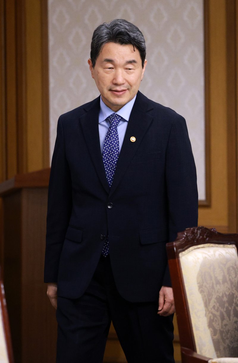 [서울=뉴시스] 고범준 기자 = 이주호 대통령 권한대행 부총리 겸 교육부 장관이 7일 서울 종로구 정부서울청사에서 열린 경제안보전략 간담회에 입장하고 있다. 2025.05.07. bjko@newsis.com