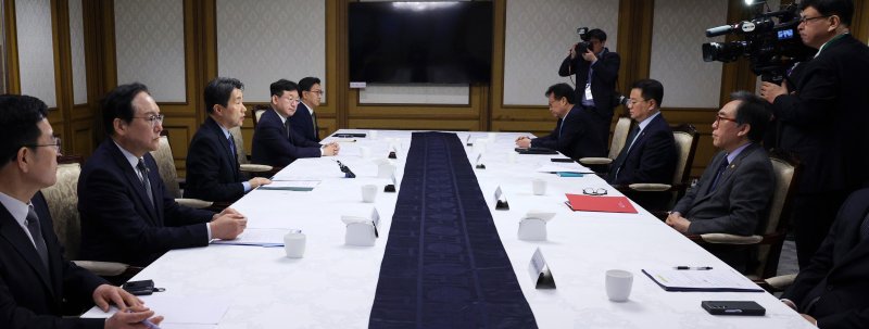 [서울=뉴시스] 고범준 기자 = 이주호(왼쪽 세번째) 대통령 권한대행 부총리 겸 교육부 장관이 7일 서울 종로구 정부서울청사에서 열린 경제안보전략 간담회에서 발언하고 있다. 2025.05.07. bjko@newsis.com