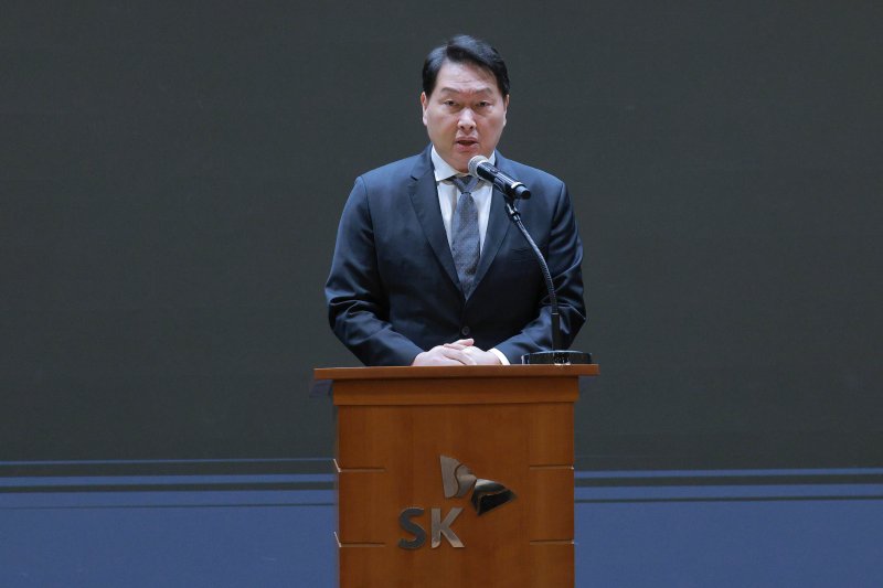 최태원 "SKT 해킹 사태로 국민 불편 초래해 사과.. 고객 신뢰 회복하겠다"