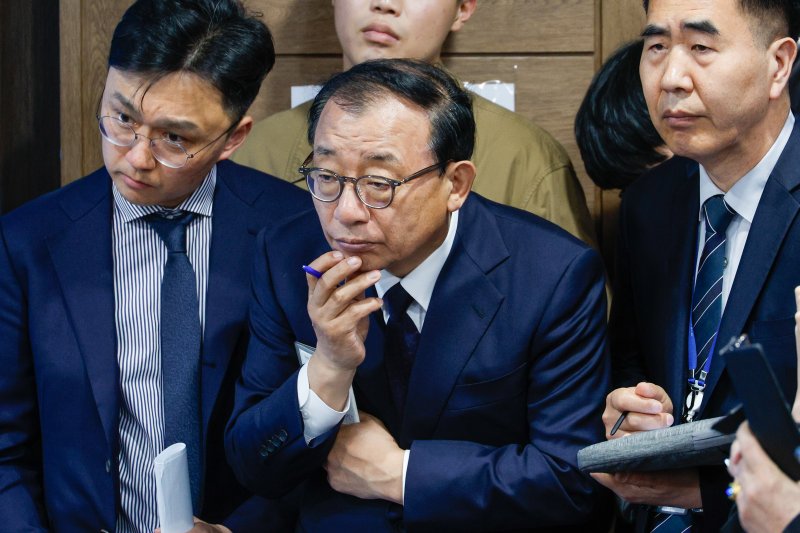 한덕수 캠프에 합류한 이정현 전 새누리당 대표가 2일 서울 여의도 국회 소통관에서 대선 출마 선언을 마친 한 전 총리와 취재진의 질의 답변을 듣고 있다. 2025.5.2/뉴스1 ⓒ News1 안은나 기자