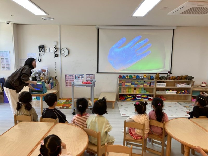 뷰 박스 활용한 손 씻기 교육 현장 (출처=연합뉴스)