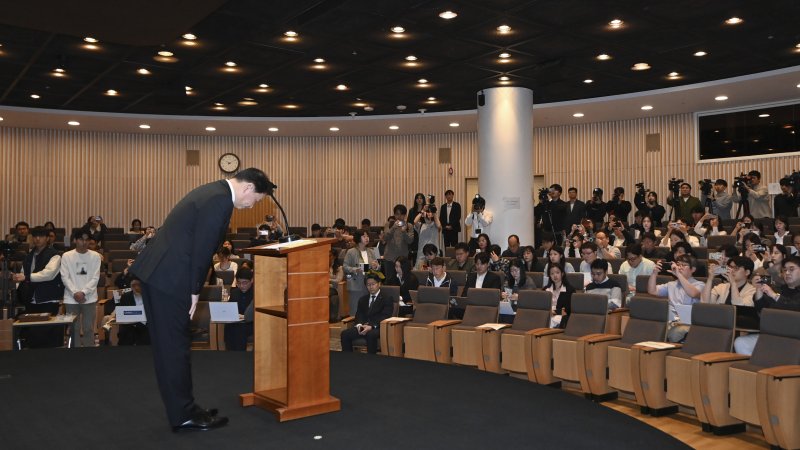 [서울=뉴시스] 이영환 기자 = 최태원 SK그룹 회장이 7일 오전 서울 중구 SK텔레콤 T타워 SUPEX홀에서 SK텔레콤의 해킹 사고와 관련해 대국민 사과를 하고 있다. (공동취재) 2025.05.07.photo@newsis.com