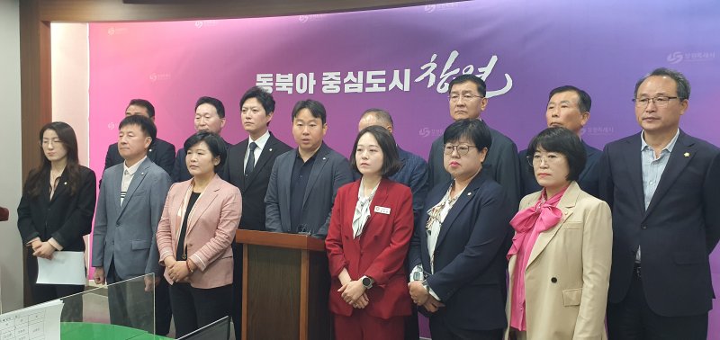 [창원=뉴시스] 강경국 기자 = 국민의힘 경남 창원시의원단이 7일 창원시청 프레스센터에서 더불어민주당 이재명 후보의 사퇴를 촉구하는 기자회견을 갖고 있다. 2025.05.07. kgkang@newsis.com