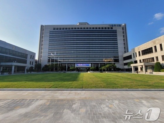 7일 충북 충주시가 시청 잔디광장을 조성한 지 11개월 만에 시민에게 개방한다고 밝혀 논란이다.(자료사진)/뉴스1