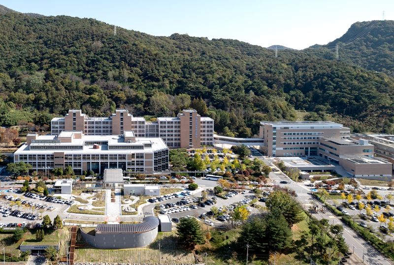화순전남대병원<사진>은 보건복지부와 한국보건산업진흥원이 추진하고 전남바이오진흥원이 주관하는 'K-바이오헬스 지역센터 지원 사업'의 핵심 참여 기관으로 선정되며 아시아 암 진료와 연구의 중심으로 도약하기 위한 힘찬 발걸음을 내딛고 있다고 7일 밝혔다. 화순전남대병원 제공