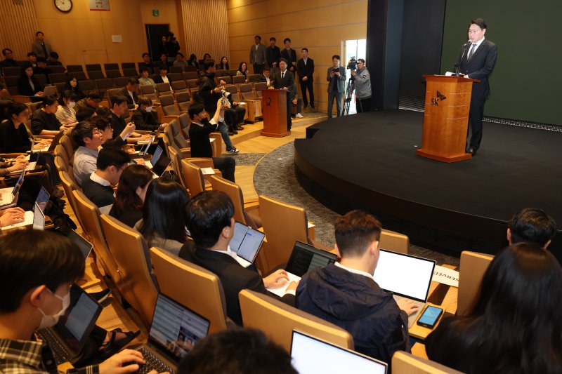 [서울=뉴시스] 이영환 기자 = 최태원 SK그룹 회장이 7일 오전 서울 중구 SK텔레콤 T타워 SUPEX홀에서 SK텔레콤의 해킹 사고와 관련해 대국민 사과를 하고 있다. (공동취재) 2025.05.07.photo@newsis.com