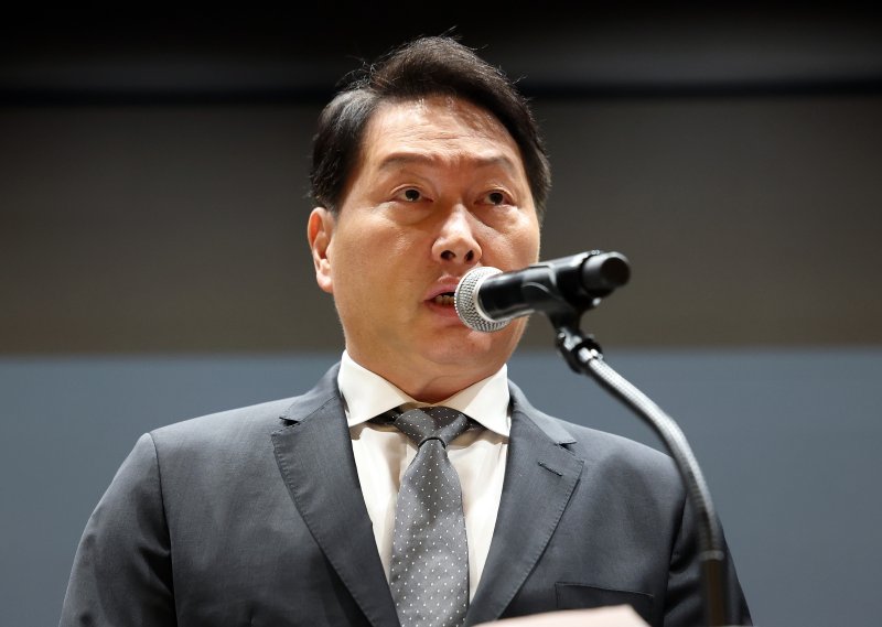 [서울=뉴시스] 이영환 기자 = 최태원 SK그룹 회장이 7일 오전 서울 중구 SK텔레콤 T타워 SUPEX홀에서 SK텔레콤의 해킹 사고와 관련해 대국민 사과를 하고 있다. 2025.05.07. 20hwan@newsis.com