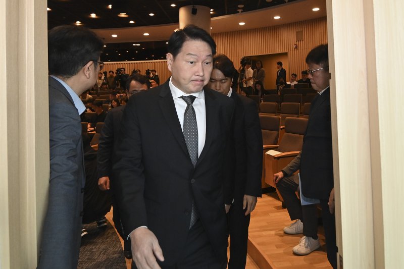[서울=뉴시스] 이영환 기자 = 최태원 SK그룹 회장이 7일 오전 서울 중구 SK텔레콤 T타워 SUPEX홀에서 SK텔레콤의 해킹 사고와 관련해 대국민 사과를 마친 후 이동하고 있다. (공동취재) 2025.05.07.photo@newsis.com