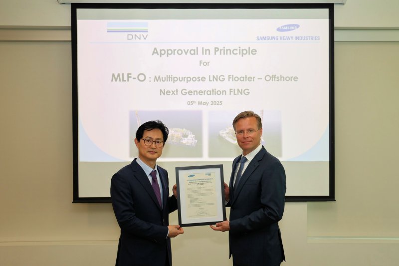[거제=뉴시스] 신정철 기자= 삼성중공업이 심해용 부유식 LNG 생산설비 표준모델(Multi-purpose LNG Floater-Offshore)을 개발해 납기 단축과 경제성이 뛰어난 FLNG 제품 라인업을 강화했다고 7일 밝혔다.사진은 삼성중공업 장해기 기술개발본부장(부사장)과 노르웨이 DNV의 토르게이르 스테리(Torgeir Sterri) 하위가 예비 촬영 모습.(사진=삼성중공업 제공).2025.05.07. photo@newsis.com *재판매 및 DB 금지