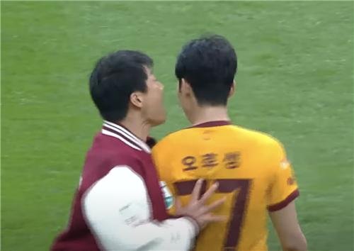 오후성 밀치는 이정효 (출처=연합뉴스)