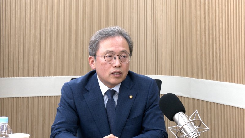 송기헌 더불어민주당 의원이 7일 뉴스1TV '팩트앤뷰'에 출연해 질문에 답하고 있다.