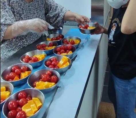 과일 배식 사진.(서울시 제공)