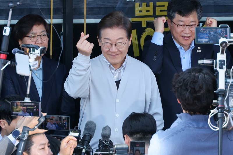 이재명 더불어민주당 대통령 후보가 2차 골목골목 경청투어 마지막 날인 7일 오전 전북 진안군 진무로를 찾아 즉흥 연설을 하던 중 하트를 그리고 있다. 2025.5.7/뉴스1 ⓒ News1 안은나 기자